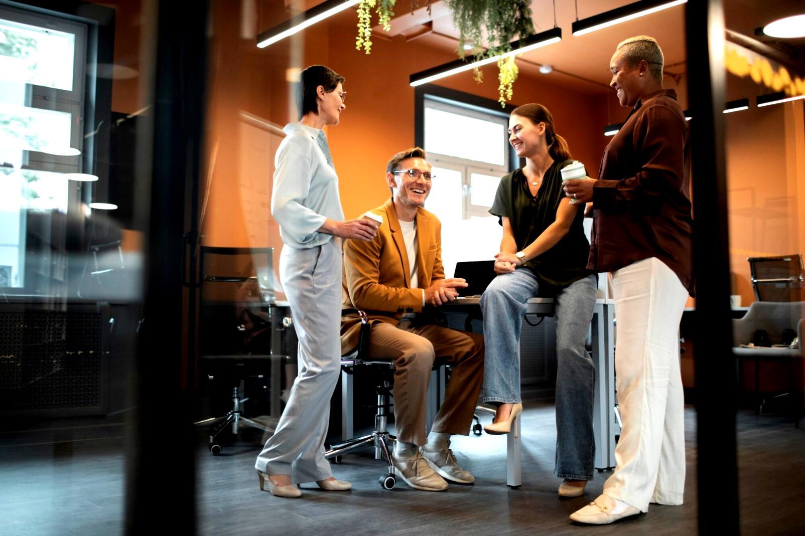 Moderne Büroräume mit Blick auf die Finanzplanung