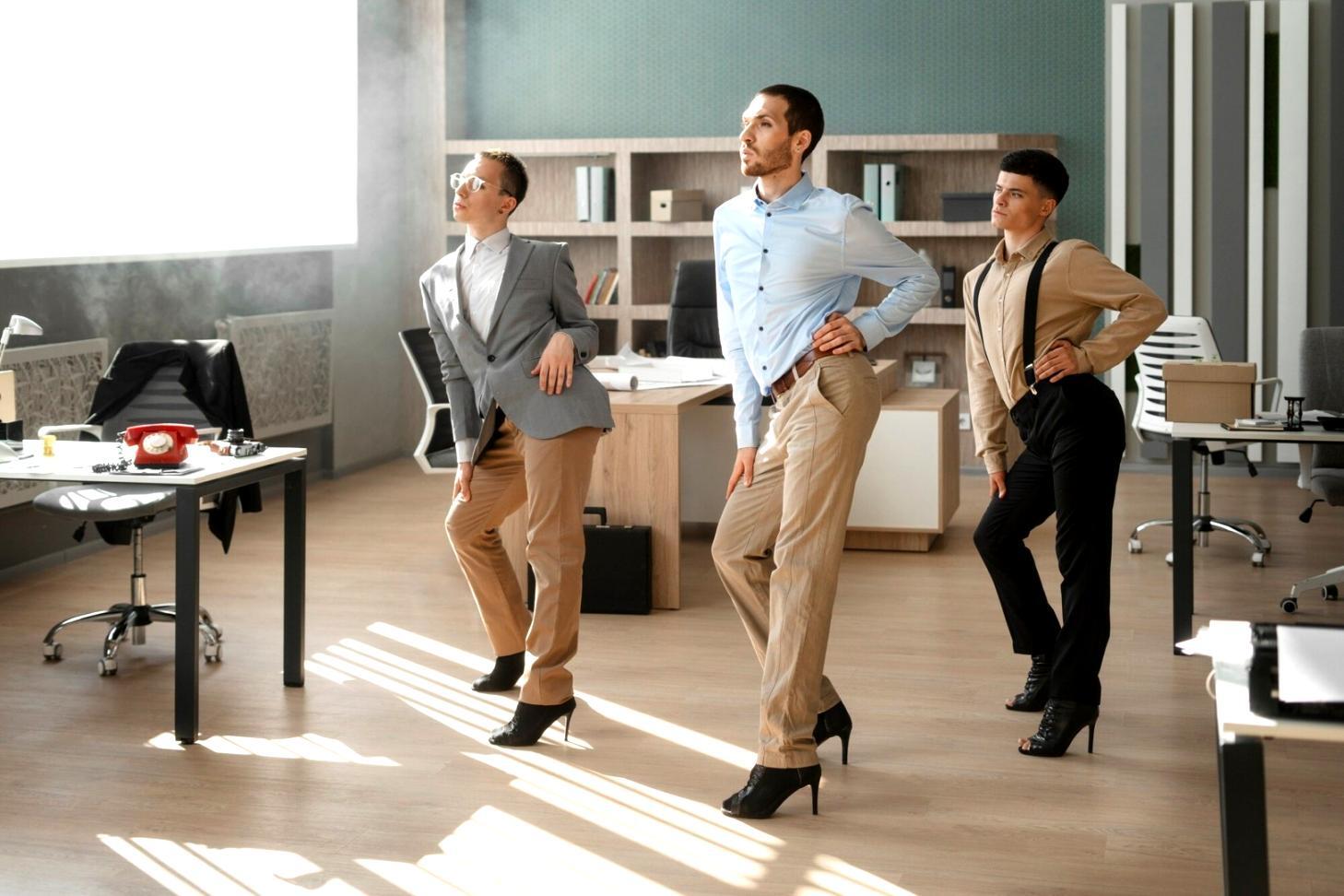 Moderne Arbeitsumgebung mit Finanzberichten und digitalen Analysetools